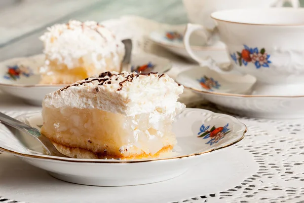 Frischer süßer Apfelkuchen mit Schlagsahne serviert mit einer Tasse Tee — Stockfoto