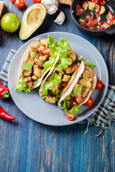 Tacos mexicanos autênticos com frango e salsa com abacate, tom — Fotografia de Stock