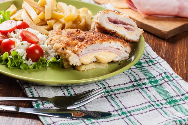 Pirzola Cordon Bleu ile domuz loin patates kızartması ve salata ile servis — Stok fotoğraf