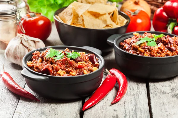 Μπολ με καυτό τσίλι con carne με επίγειο βόειο κρέας, φασόλια, ντομάτα και καλαμπόκι — Φωτογραφία Αρχείου