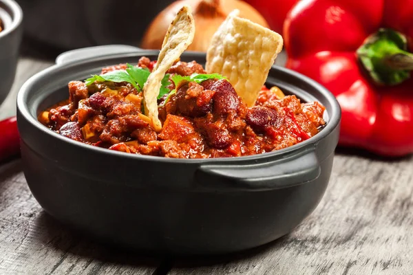 Tál meleg chili con carne-val darált marhahús, a babot, a paradicsom és a kukorica — Stock Fotó