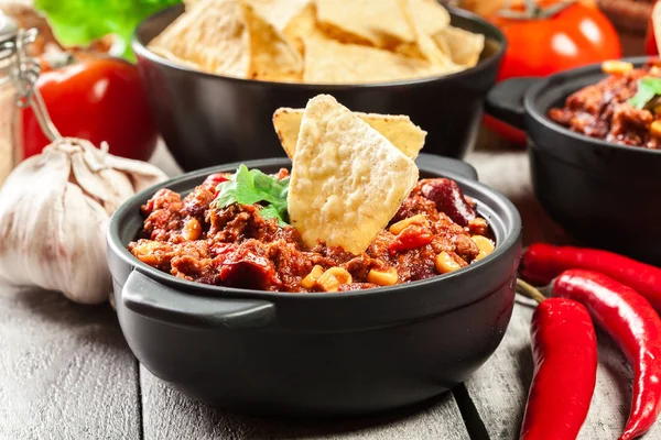 Tál meleg chili con carne-val darált marhahús, a babot, a paradicsom és a kukorica — Stock Fotó