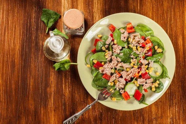 Fresh spinach salad with tuna, cucumber, corn, and red paprika o — Stock Photo, Image