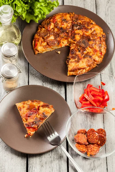 Tortilla de patatas. Omelet Spanyol dengan sosis chorizo, pota — Stok Foto