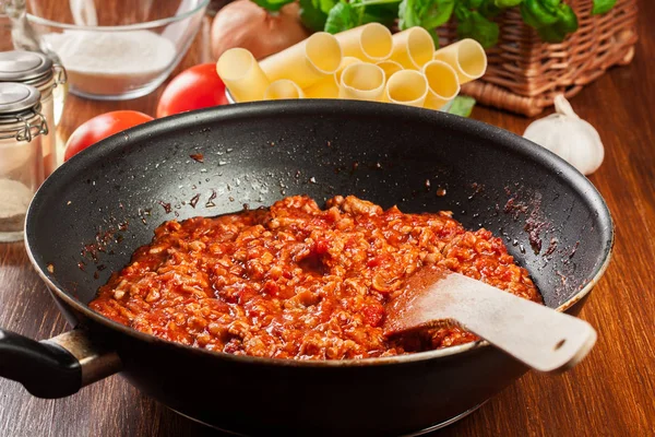Minced meat fried in tomato sauce in the frying pan. Preparation cannelloni — Stock Photo, Image