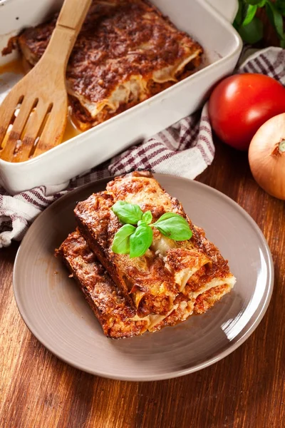 ミンチ肉と皿の上のベシャメル ソース焼きカネロニ — ストック写真