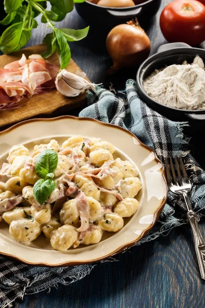 Gnocchi di patate, gnocchi di patate italiani con salsa di formaggio, prosciutto — Foto Stock