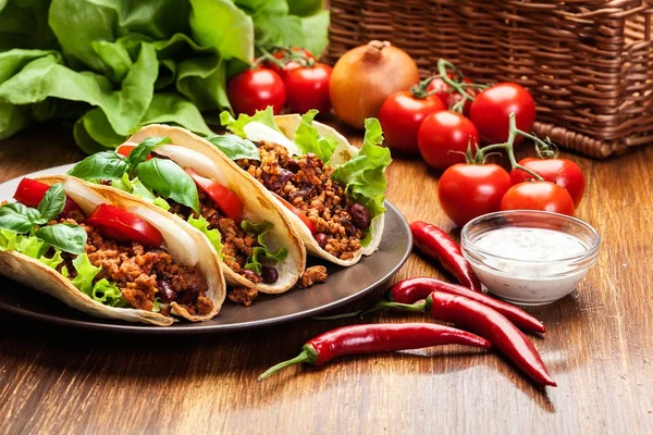 Tacos mexicanos con carne picada, frijoles y especias — Foto de Stock