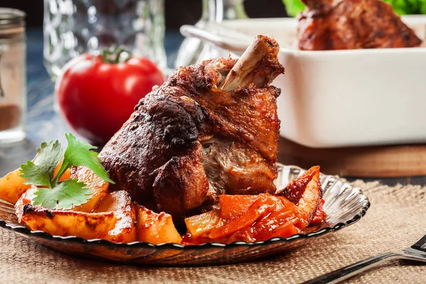 Costeleta de peru assada com batatas e vegetais — Fotografia de Stock