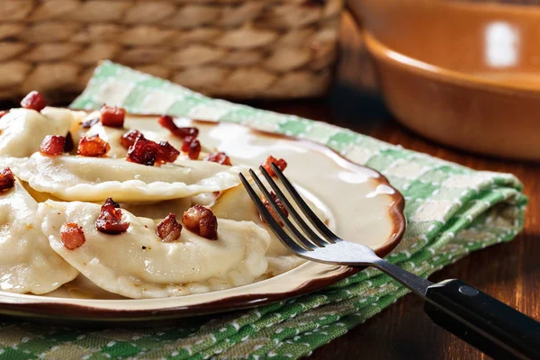 Pierogi z mięsem lub kapusty i grzybów lub sera przyprawionego smażonego boczku — Zdjęcie stockowe