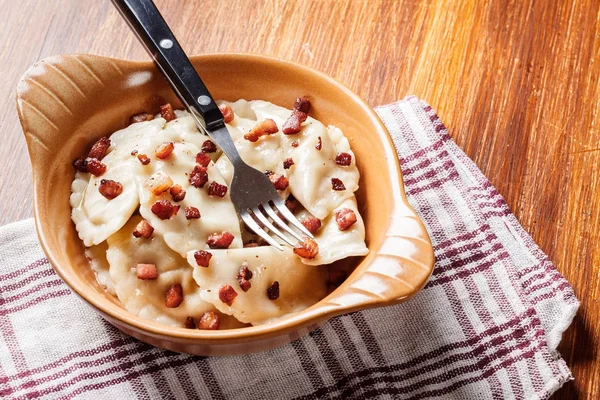 Gnocchi con carne o cavolo e funghi o formaggio — Foto Stock