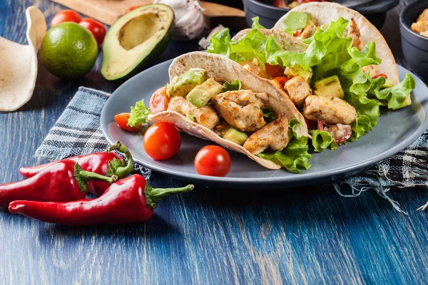 Tacos mexicanos autênticos com frango e salsa com abacate, tomates e pimentas — Fotografia de Stock
