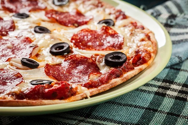 Pizza pepperoni dengan zaitun disajikan — Stok Foto