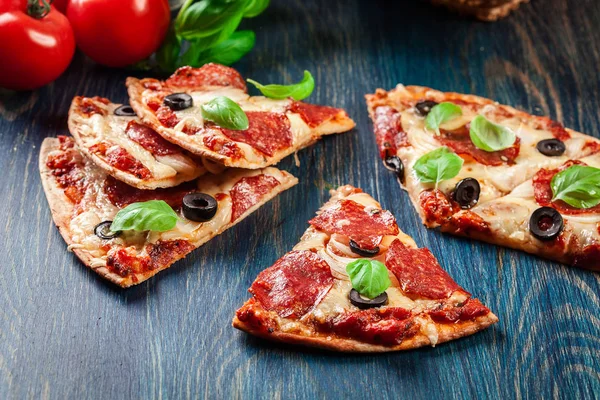 Fatias de pizza pepperoni com azeitonas — Fotografia de Stock