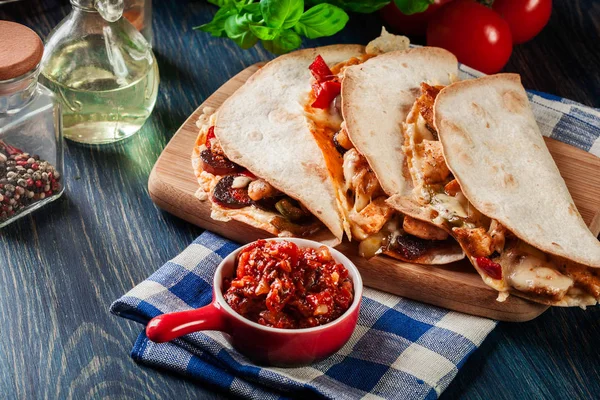 Mexicaanse Quesadilla met kip, worst chorizo en rode peper — Stockfoto