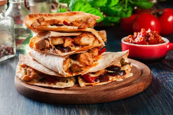 Pilha de quesadillas com frango, chouriço de salsicha e pimenta vermelha — Fotografia de Stock