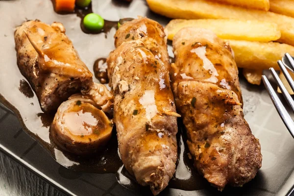 Rollos de cerdo con papas fritas con verduras —  Fotos de Stock