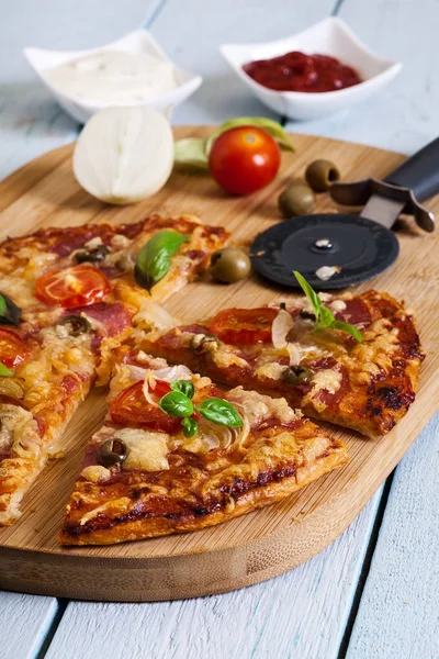 Potongan pizza dengan bacon, zaitun dan tomat — Stok Foto