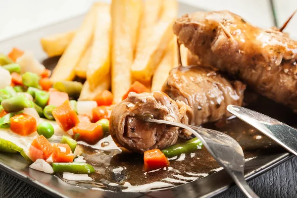 Rollos de cerdo con papas fritas con verduras —  Fotos de Stock