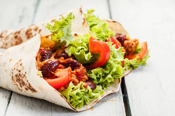 Tortilla com recheio de carne picada e feijão — Fotografia de Stock