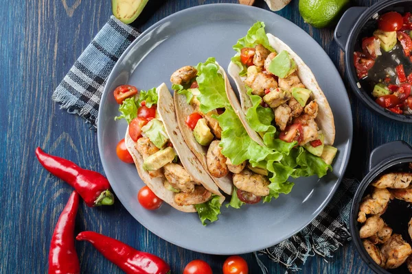 Tacos mexicanos autênticos com frango e salsa com abacate, tom — Fotografia de Stock