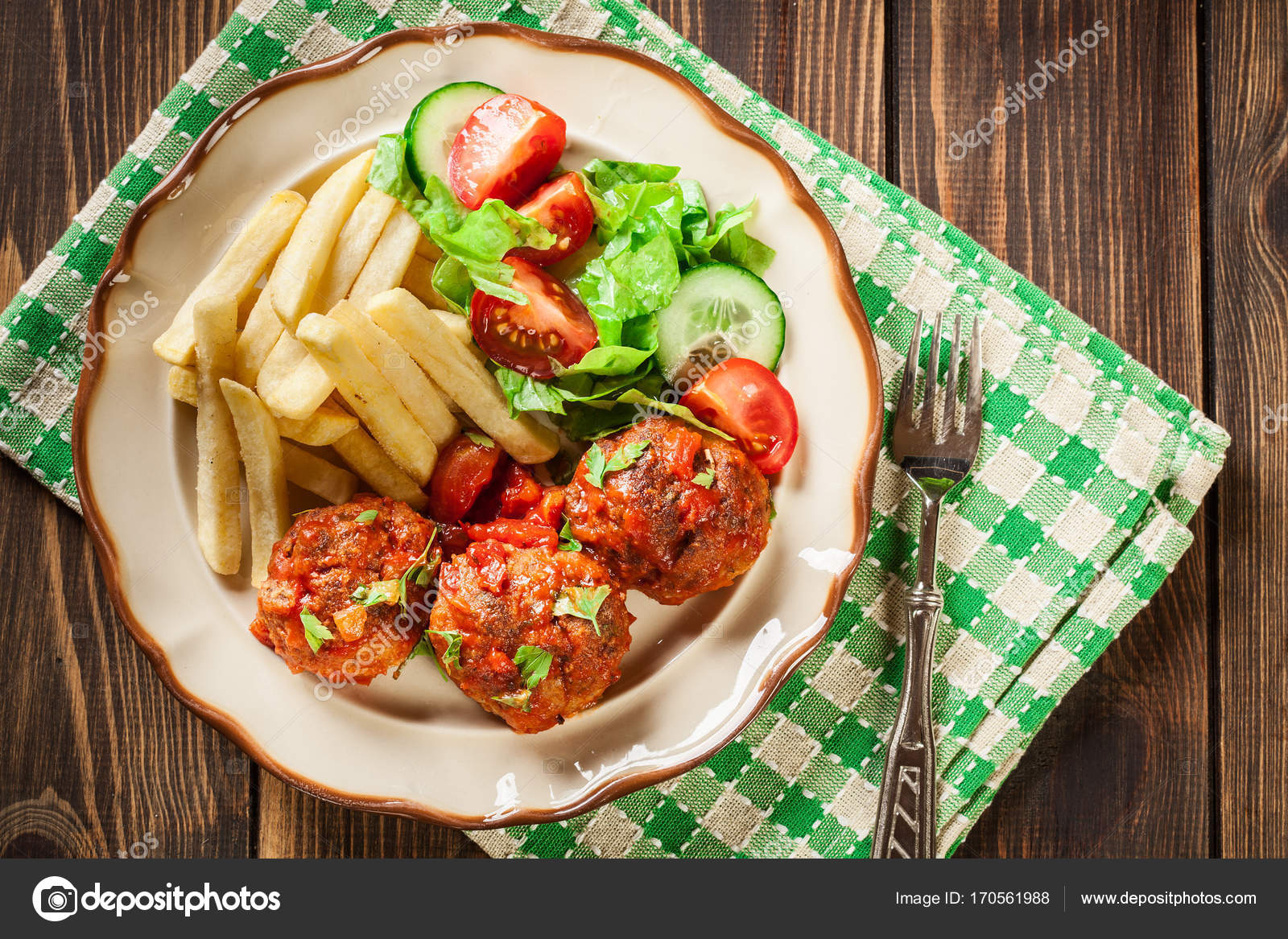Patates ile hızlı kızarmış köftesi Patates ile hızlı kızarmış köftesi