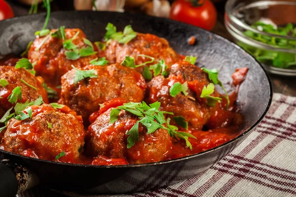 Varkensvlees gehaktballetjes met pikante tomatensaus — Stockfoto