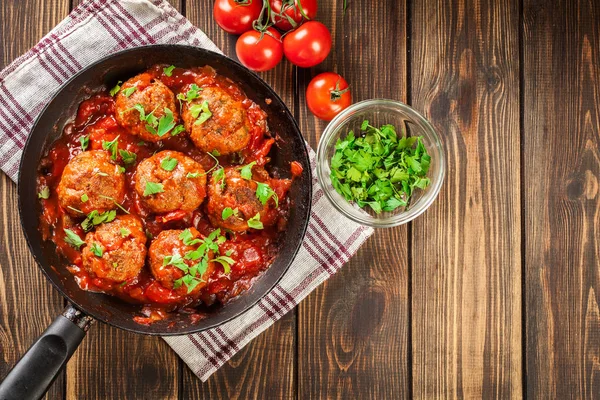 Свинячі фрикадельки з гострим томатним соусом — стокове фото
