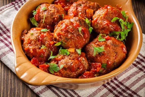 Varkensvlees gehaktballetjes met pikante tomatensaus in schotel — Stockfoto
