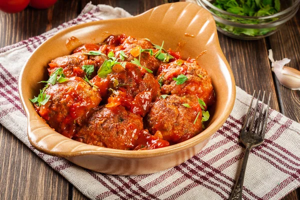 Fläsk köttbullar med kryddig tomatsås i skålen — Stockfoto