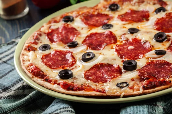 Pizza pepperoni com azeitonas servidas — Fotografia de Stock