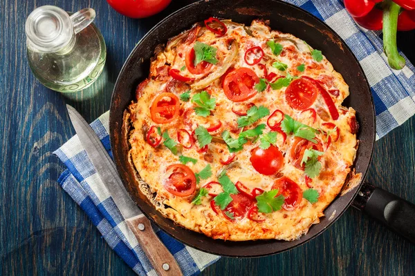 Frittata made of eggs, sausage chorizo, red pepper, green pepper — Stock Photo, Image