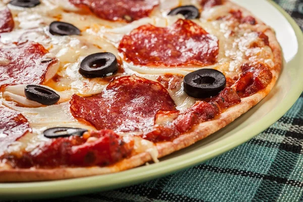 Pizza pepperoni com azeitonas servidas — Fotografia de Stock