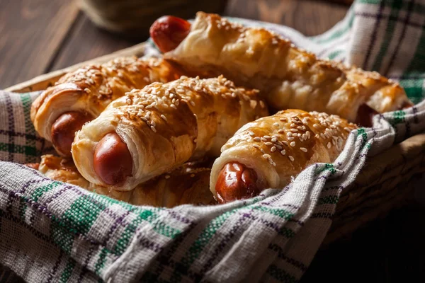 Gerold hotdog worstjes in bladerdeeg gebakken — Stockfoto