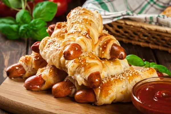 Walcowane hot dog kiełbasy pieczone w ciasto francuskie — Zdjęcie stockowe