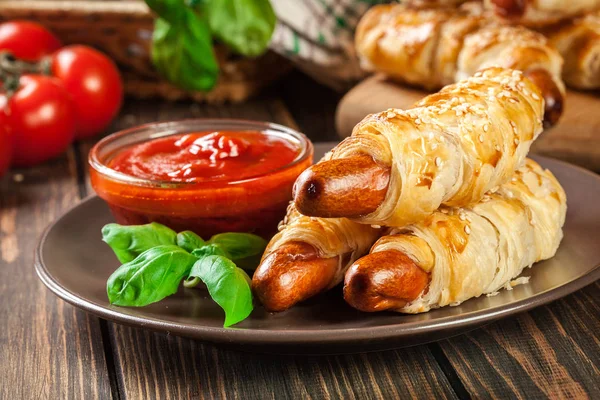 Würstchen im Blätterteig gebacken — Stockfoto