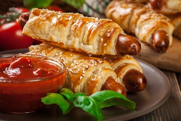 Saucisses de hot-dog roulées cuites dans une pâte feuilletée — Photo