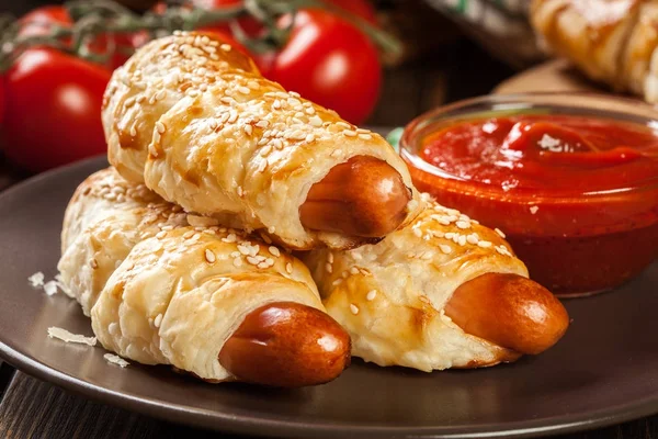 Salsicce di hot dog arrotolate cotte in pasta sfoglia — Foto Stock