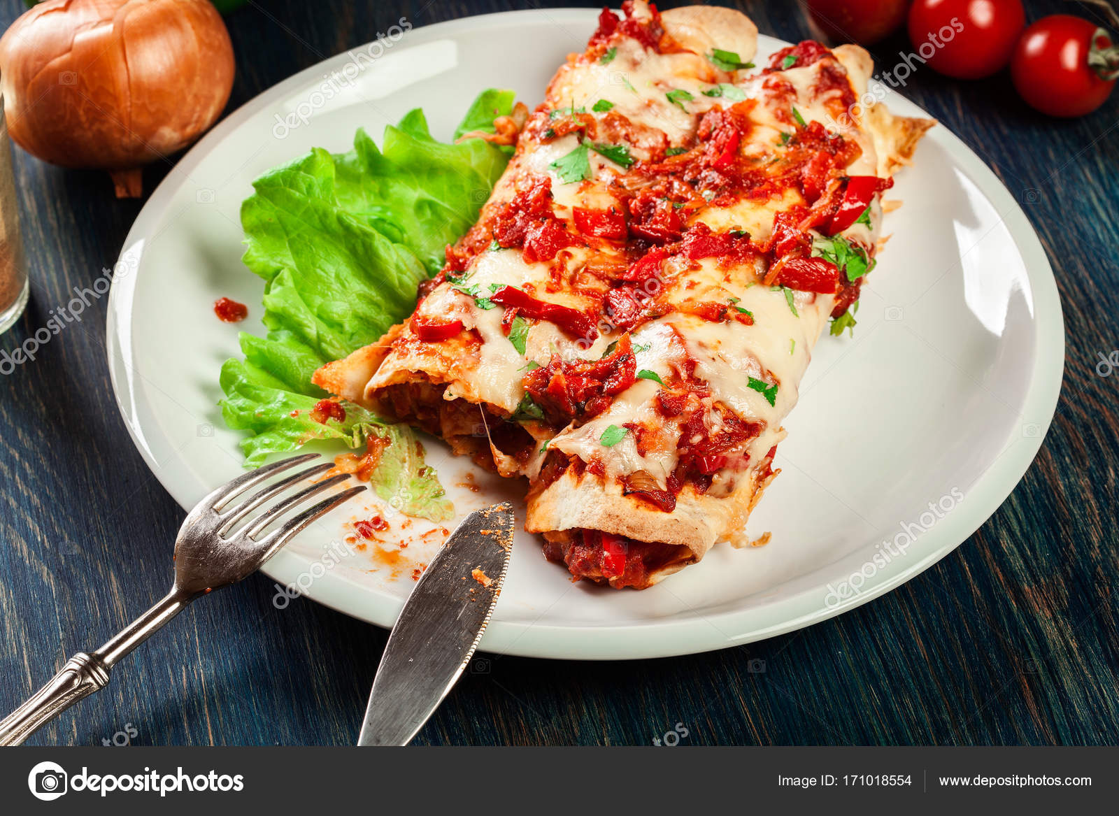 Enchiladas mexicanas tradicionales con carne de pollo, salsa de tomate