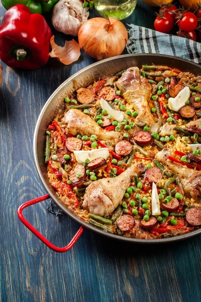 Традиционная паэлья с куриными ножками, колбасным чоризо и вегетарианской — стоковое фото