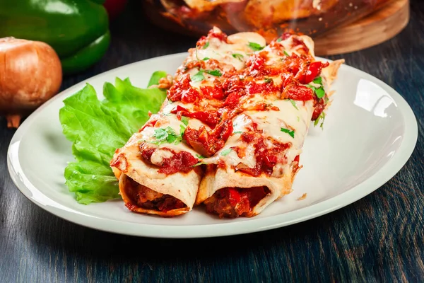 A csirkehús, fűszeres paradicsomos mártással és sajttal egy tányér hagyományos mexikói enchiladas — Stock Fotó