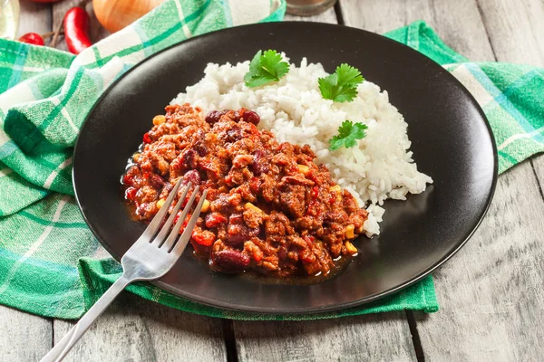 Hete chili con carne met gemalen rundvlees, bonen, tomaten en maïs geserveerd met rijst — Stockfoto