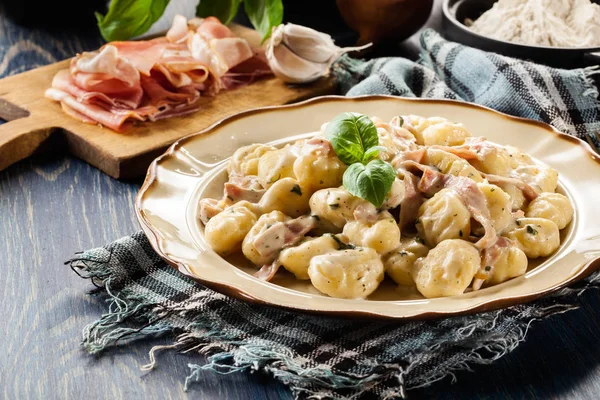 Gnocchi de patata, albóndigas de patata italianas con salsa de queso, jamón —  Fotos de Stock