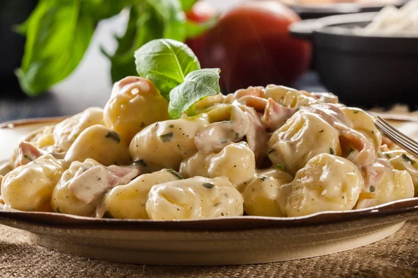 Gnocchi di patate, gnocchi di patate italiani con salsa di formaggio, prosciutto — Foto Stock