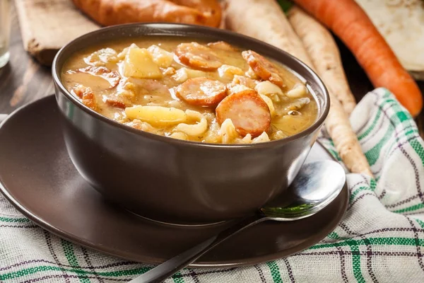 Традиційний польський гороховий суп з ковбаса, бекон і картоплі — стокове фото
