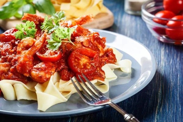 Pappardelle con gamberetti, pomodori ed erbe aromatiche — Foto Stock