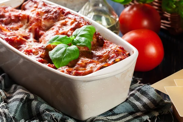 Heta välsmakande lasagne med spenat i keramisk gryta — Stockfoto