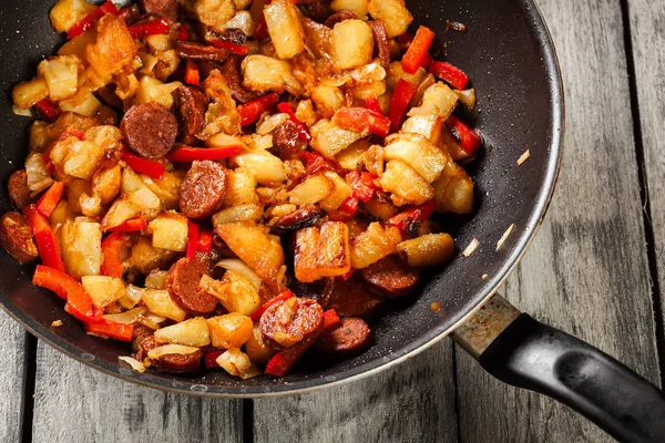 Tortilla de patatas. Španělská omeleta s klobásou chori vaření — Stock fotografie