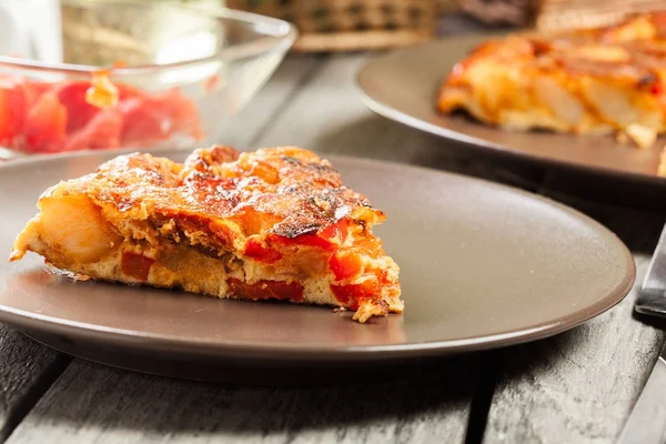 Tortilla de patatas. Spansk omelett med korv chorizo, potatis, paprika och ägg, tillsammans med olivolja — Stockfoto