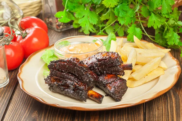 Gebackene Schweinerippchen mit Pommes serviert — Stockfoto